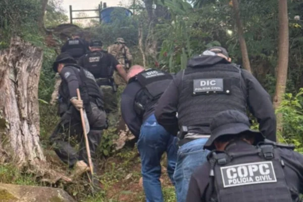 Imagem colorida de policiais investigando