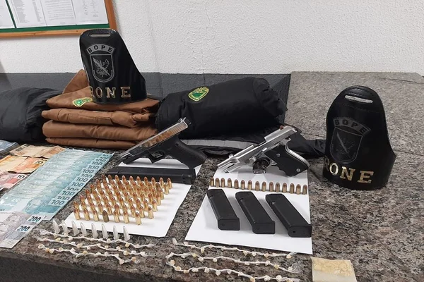 Homem suspeito de tráfico de drogas é preso com fardas da PM