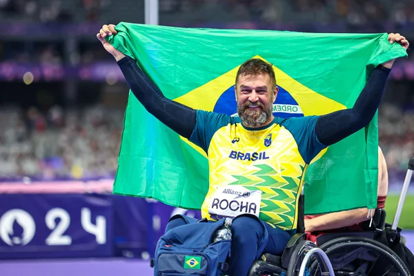 André Rocha com a bandeira do Brasil - Met´ropoles
