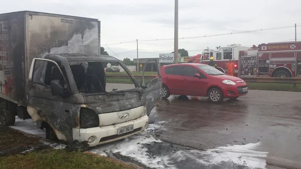 Caminhão pega fogo na Via Estrutural. Uma faixa está interditada