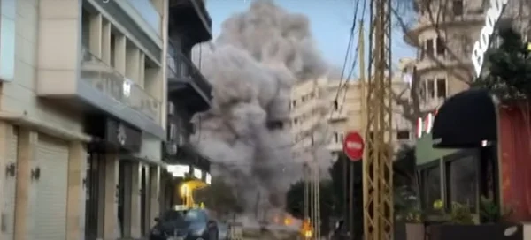 imagem colorida prédio desaba beirute ataque israel
