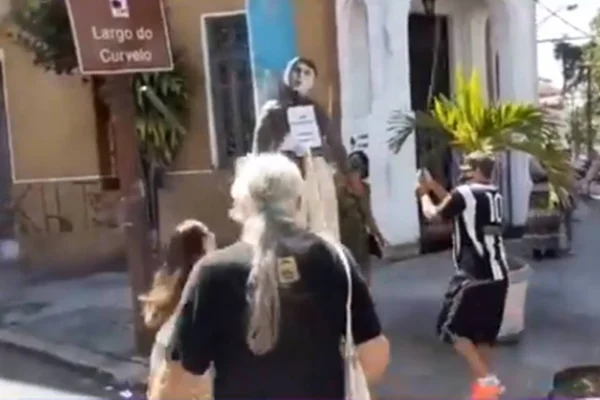 Manifestantes batem e queimam boneco de Bolsonaro