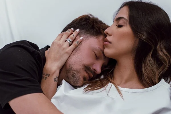 Influencer Gabi Brandt posa amamentando o filho Davi pela primeira vez