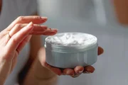 Uso de cremes específicos para prevenção de estrias reduz a aparição das marcas
