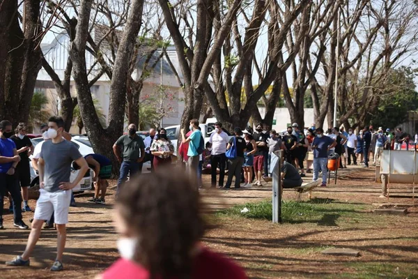 Fila em posto de vacinação do DF