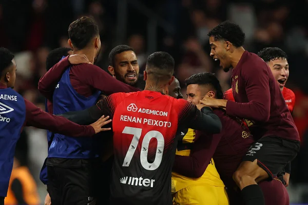 Santos brilha e Athletico-PR elimina São Paulo na Copa do Brasil