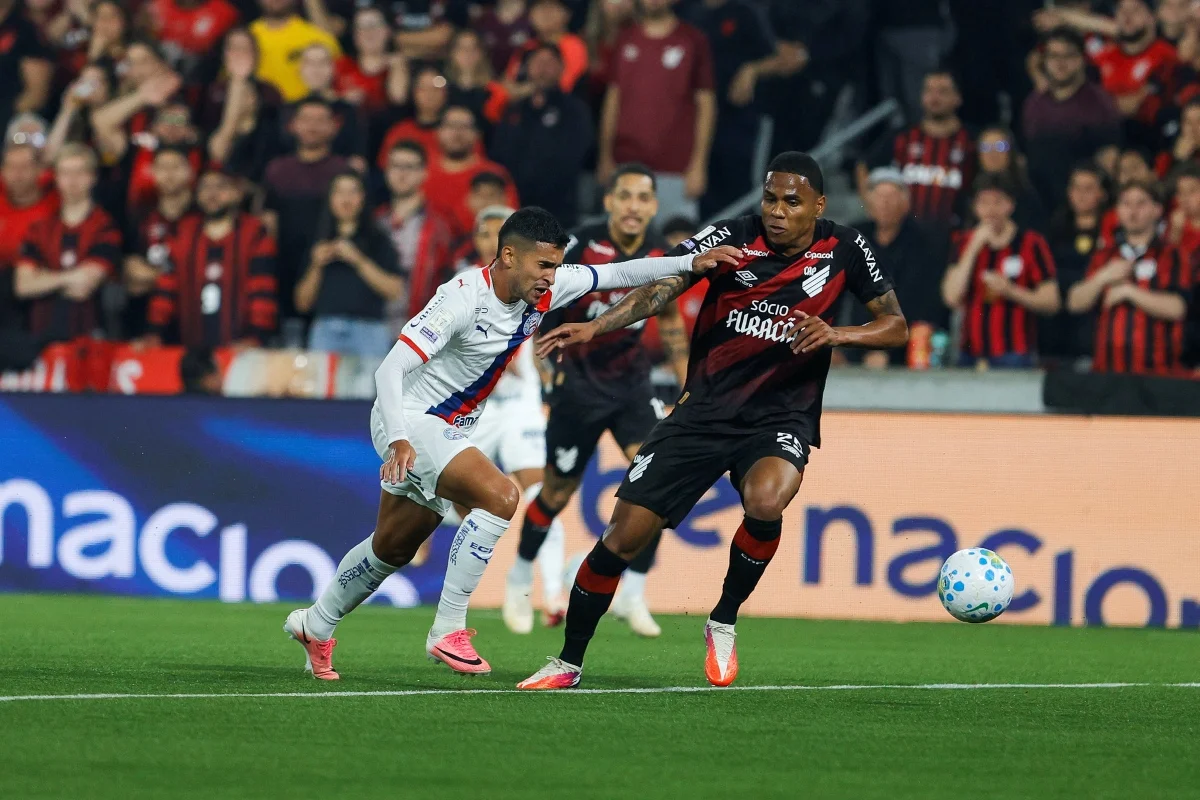Disputa de bola em Athletico-PR x Bahia Disputa de bola em Athletico-PR x Bahia