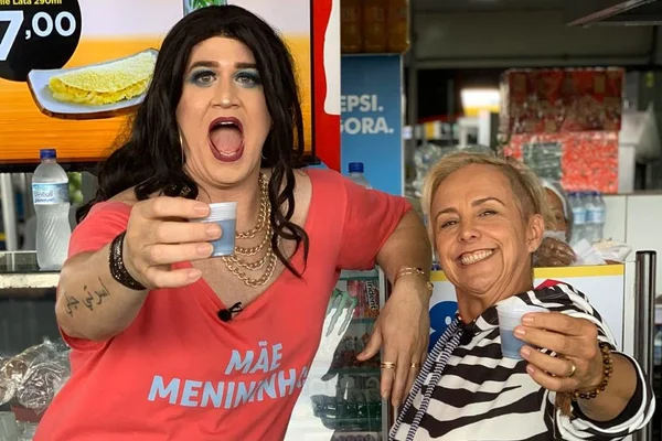 Mara Alcamim e Carmela mostram as delícias da Rodoviária