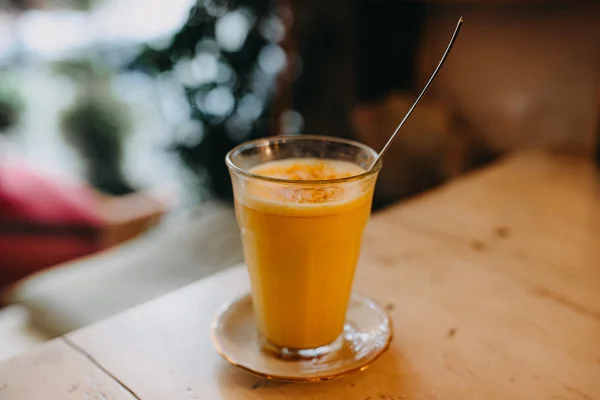 Imagem colorida de suco de gengibre - metrópoles