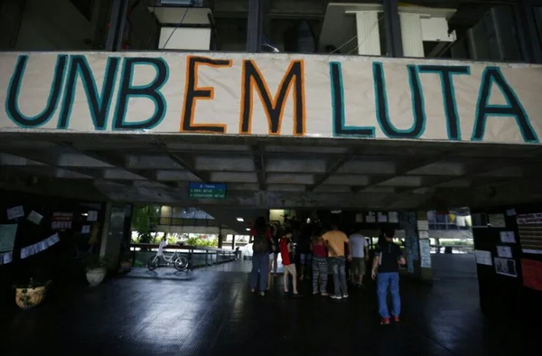 Justiça suspende desocupação de estudantes da Universidade de Brasília