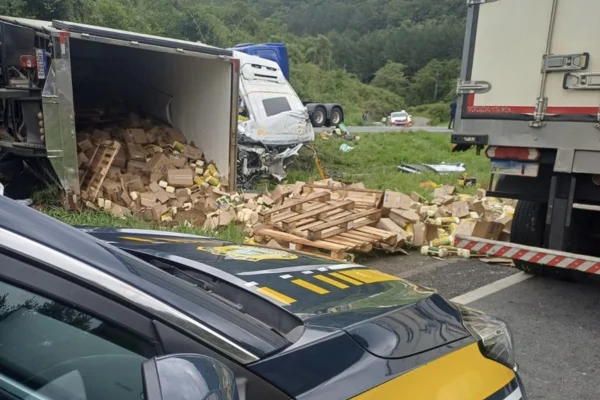 Foto colorida de caminhão capotado, envolvido em acidente que matou seis pessoas na BR-116