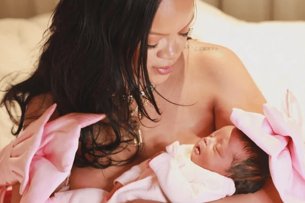 foto com cor. Rihanna com sua filha recém-nascida, Rocki Irish Mayers - metrópoles