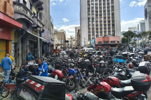 Imagem mostra motoboys - Metrópoles