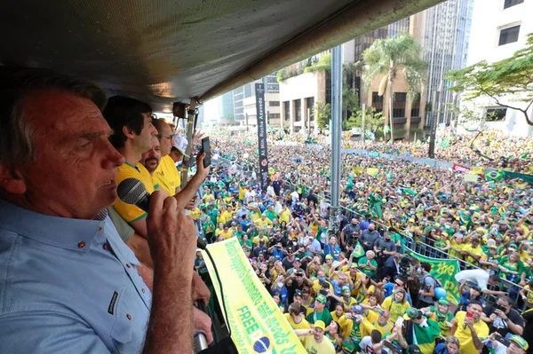 Bolsonaro é multado em R$ 376 mil por não usar máscara em ato de 2021