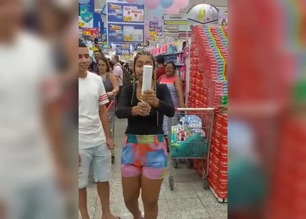 foto colorida de casal no mercado