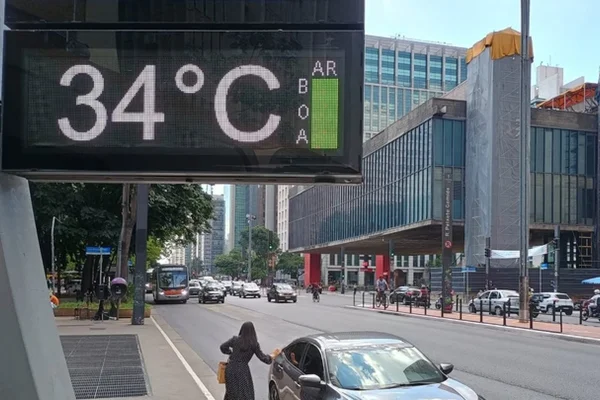 Imagem colorida mostra termômetro público em São Paulo. Metrópoles