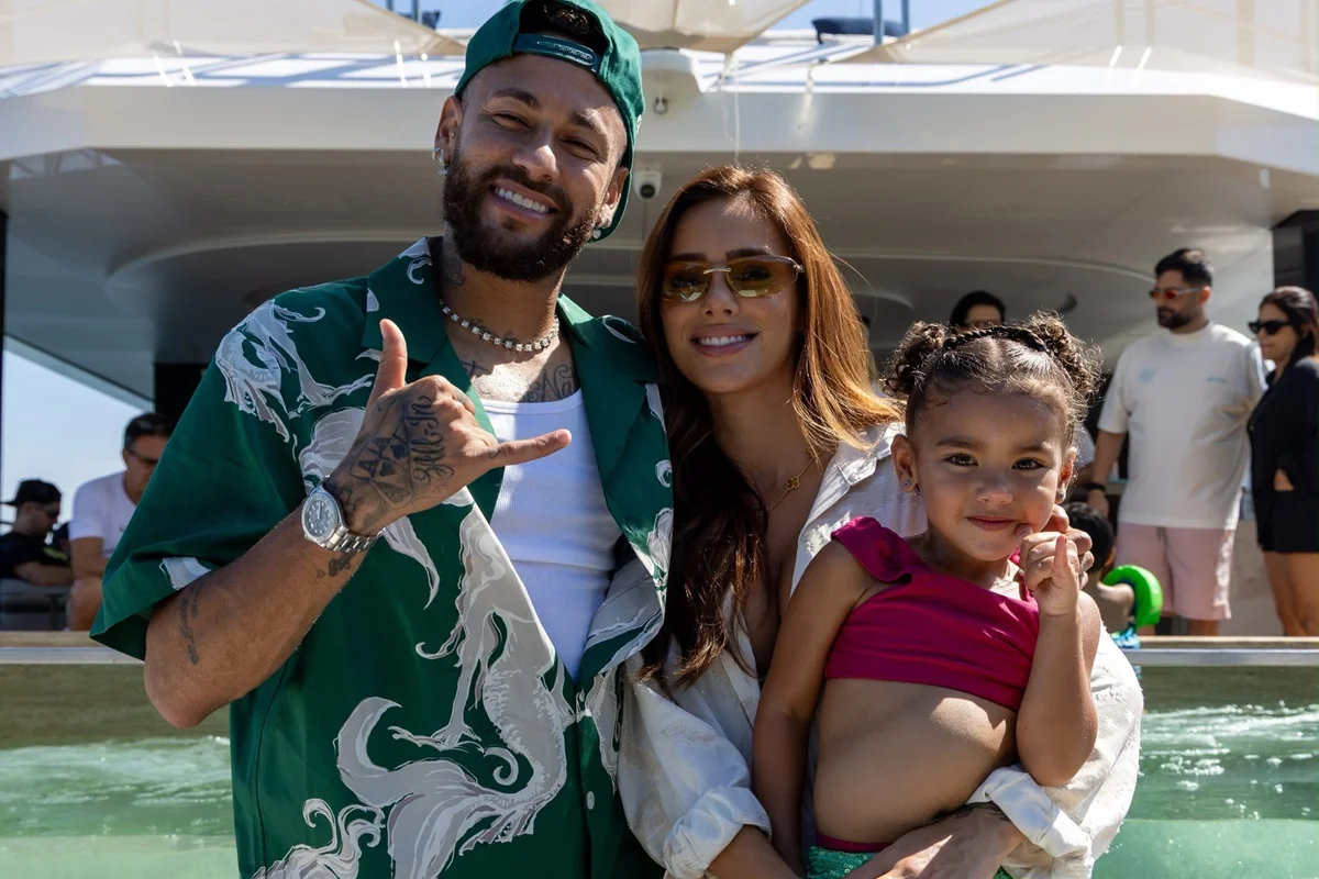 Neymar, Bruna Biancardi e Mavie posam durante passeio Neymar, Bruna Biancardi e Mavie posam durante passeio