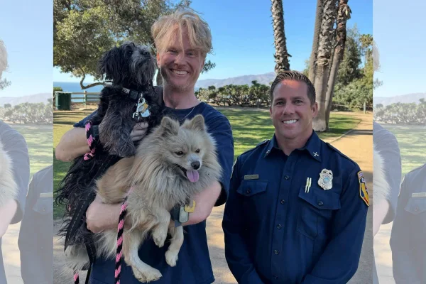 Imagem colorida de homem com policial e os dois cachorros