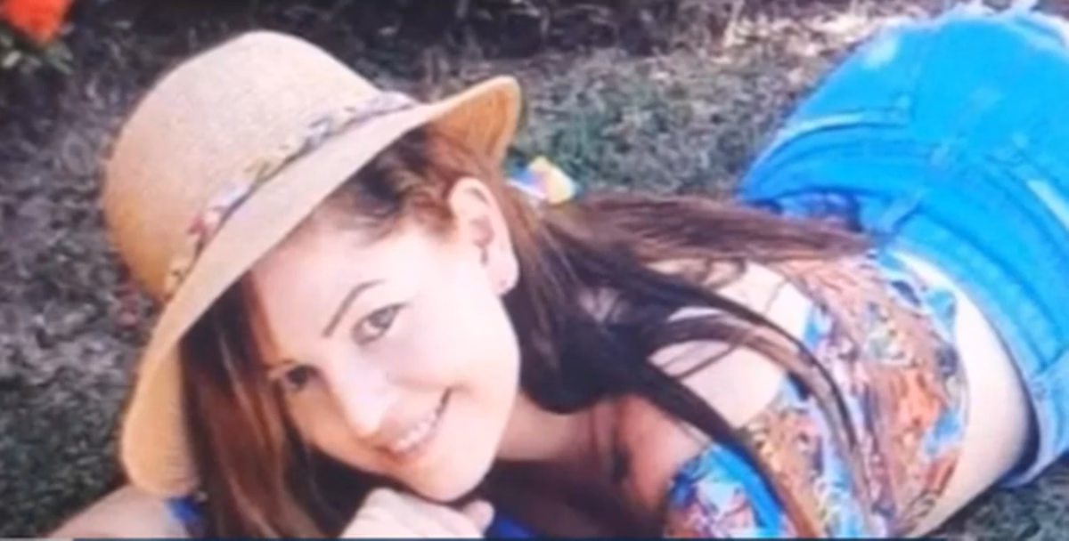 Mulher de chapéu sorrindo