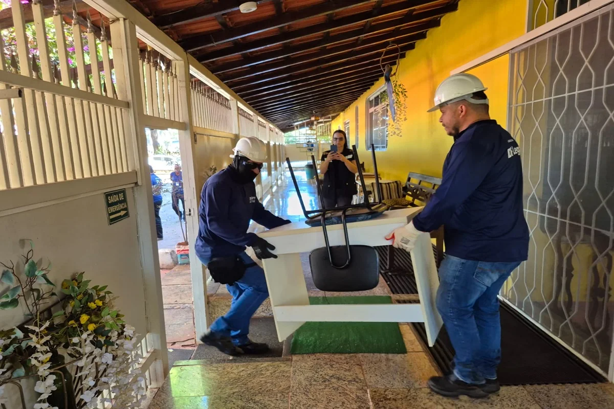 DF Legal apreendeu camas, colchões, móveis e equipamentos para descaracterizar a pousada clandestina que funcionava na Asa Sul DF Legal apreendeu camas, colchões, móveis e equipamentos para descaracterizar a pousada clandestina que funcionava na Asa Sul