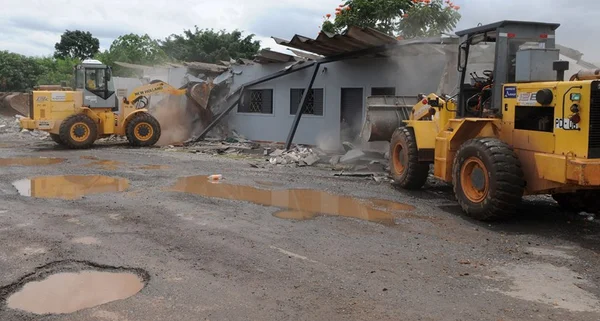 Derrubadas em área invadida no Guará são retomadas