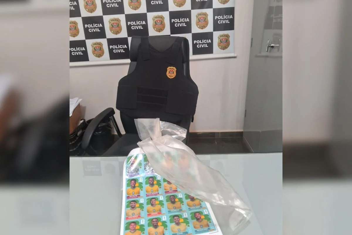 Durante a operação, a Polícia Civil apreendeu folhas com figurinhas impressas e papel fotográfico autoadesivo usado na produção Durante a operação, a Polícia Civil apreendeu folhas com figurinhas impressas e papel fotográfico autoadesivo usado na produção