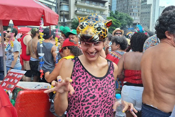 Foliões curtem o Carnaval no bloco Explode Coração, centro de SP; na foto, a editora Rafaela Veiab - Metrópoles