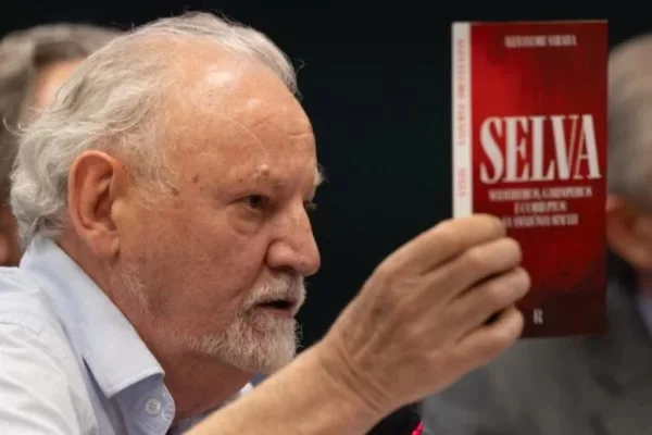 João Pedro Stedile, líder do MST, mostra livro com o nome Selva durante CPI do MST - Metrópoles 1