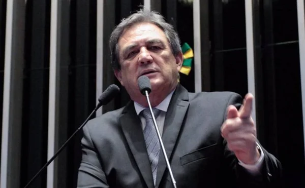 Senadores sofrem pressão para votar fim do foro privilegiado