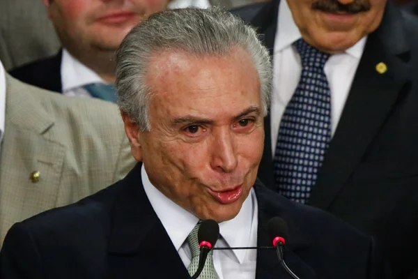 Reforma trabalhista do governo Temer prevê jornada de até 12 horas