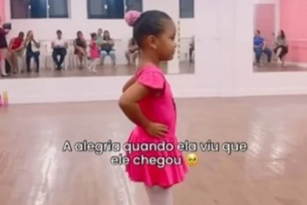 Imagem colorida mostra menina durante apresentação de balé em Piracicaba fica feliz com a chegada do pai na apresentação - Metrópoles