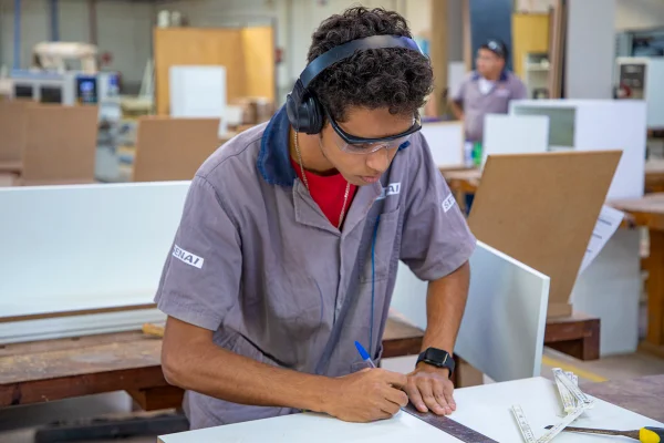Indústria enfrenta falta de mão de obra em MG e Senai abre cursos