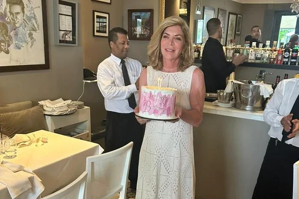 Ivana Santos celebra a vida com amigos e familiares no Copa Café