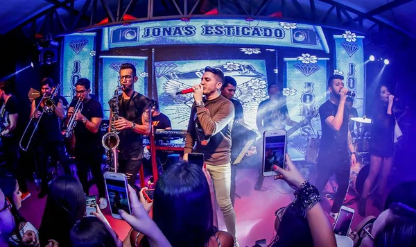 Jonas Esticado faz pocket show exclusivo e fala sobre novo DVD
