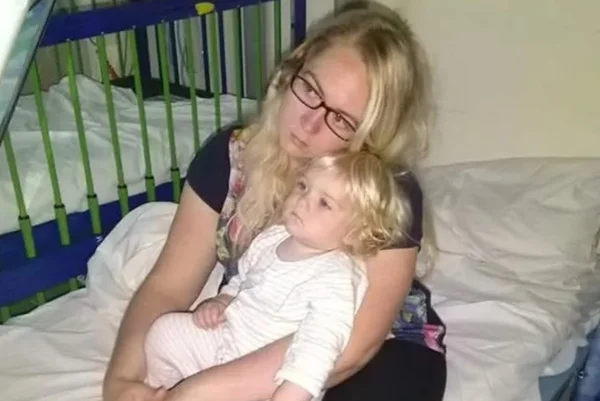 Foto de mulher loira com menina de 1 ano no colo - Metrópoles