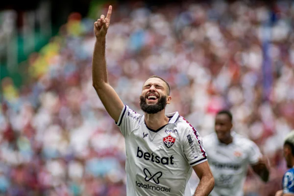 Wagner Leonardo, do Vitória, comemorando gol contra o Bahia - Metrópoles