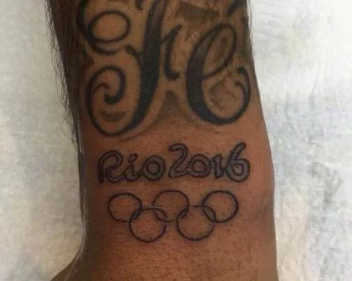 Jogadores pintam cabelo e Neymar faz tatuagem para título olímpico