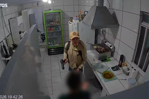 Atendente de drive-in é espancada e joga batatas fritas em assaltante