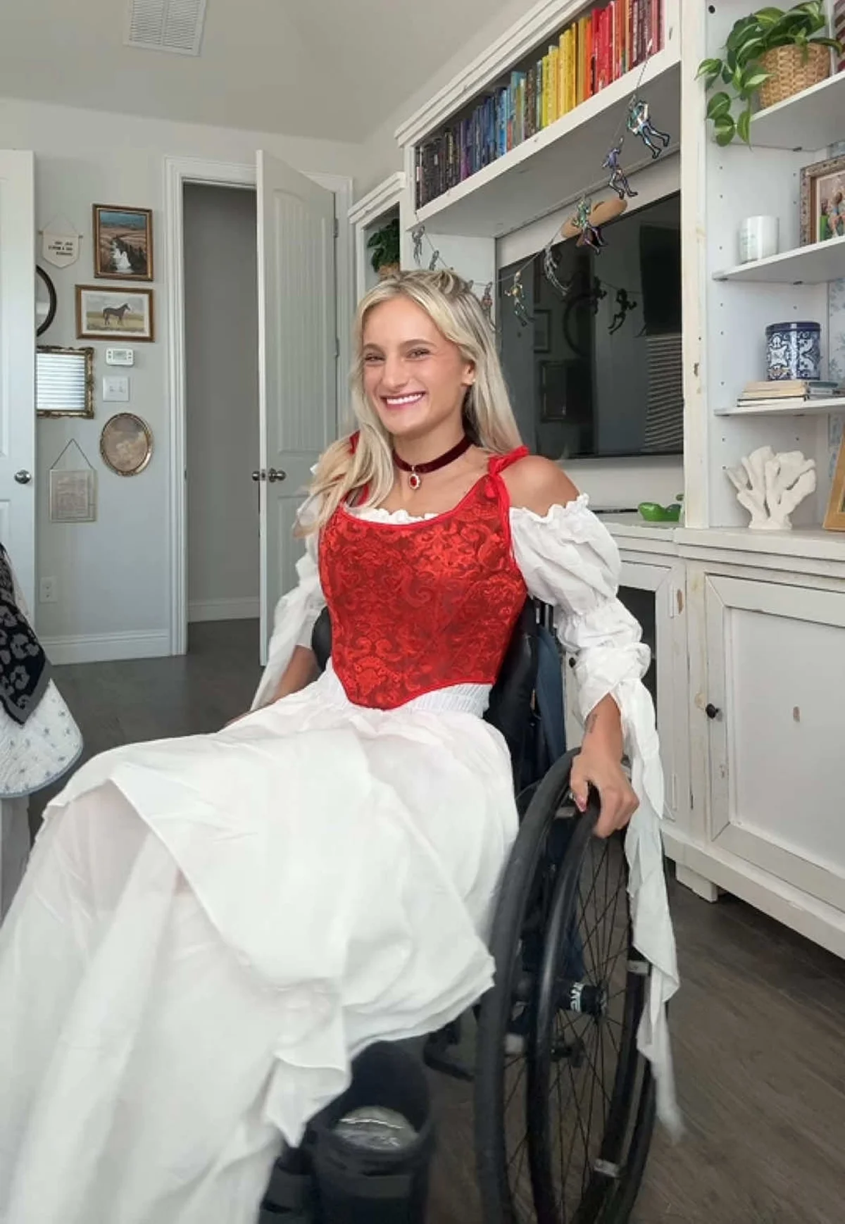 Corset vermelho e vestido branco compõem a fantasia Corset vermelho e vestido branco compõem a fantasia