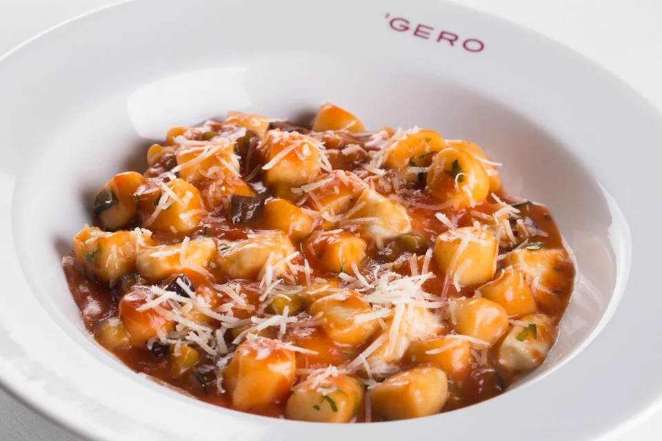 Terça-feira é dia de fettuccine ao molho cremoso gratinado; gnocchi com tomate, mozzarella, parmesão, berinjela e manjericão (foto); ou picanha suína com molho roti e limão com purê de batata. De entrada, quenelle de atum ou polenta com ragu de costela. Para adoçar, merengue com sorvete de iogurte e calda de morango ou sorvete do dia. Terça-feira é dia de fettuccine ao molho cremoso gratinado; gnocchi com tomate, mozzarella, parmesão, berinjela e manjericão (foto); ou picanha suína com molho roti e limão com purê de batata. De entrada, quenelle de atum ou polenta com ragu de costela. Para adoçar, merengue com sorvete de iogurte e calda de morango ou sorvete do dia.