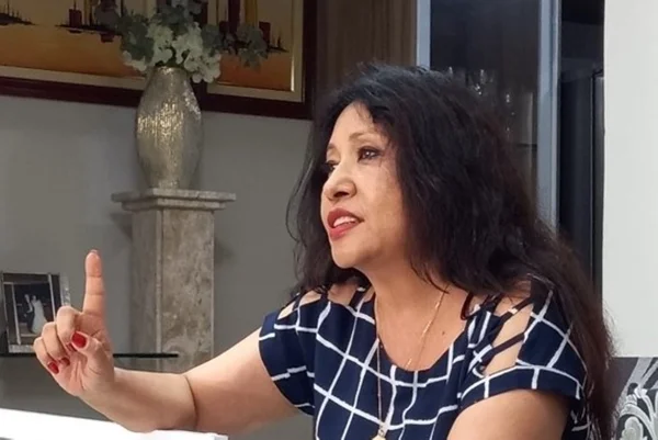 Imagem mostra mulher em entrevista - Metrópoles