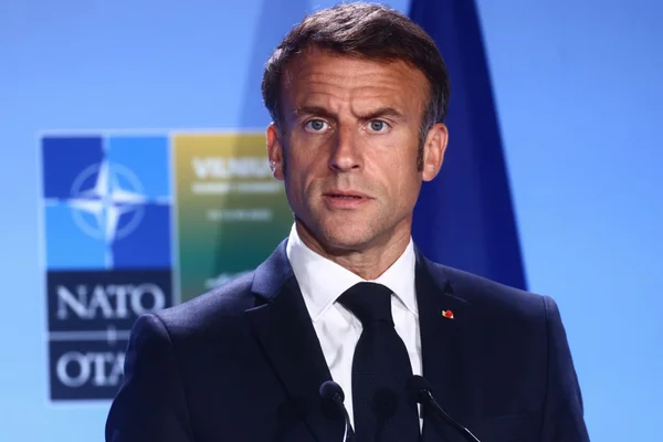Imagem colorida mostra o presidente francês, Emmanuel Macron, durante entrevista - Metrópoles