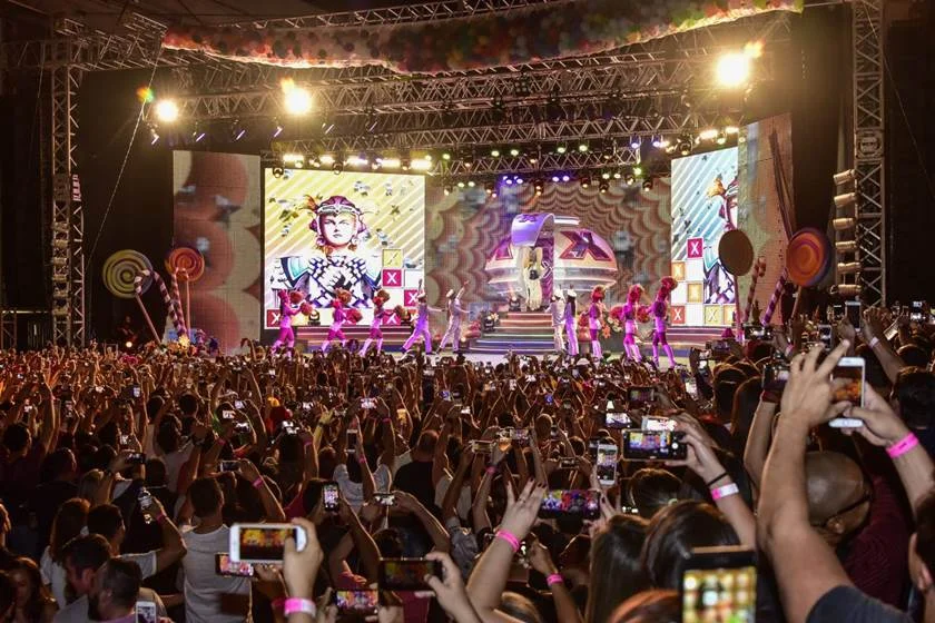 A apresentação da loira teve direito a hits como “Ilariê”, “Lua de Cristal”, “Planeta Xuxa” e “Arco-íris” A apresentação da loira teve direito a hits como “Ilariê”, “Lua de Cristal”, “Planeta Xuxa” e “Arco-íris”