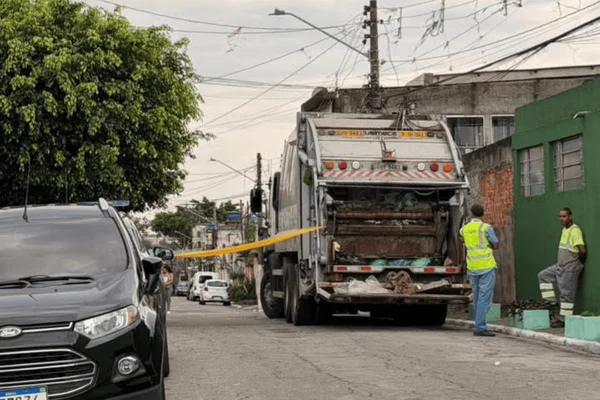 Bebê é encontrado morto dentro de saco plástico em caminhão de lixo