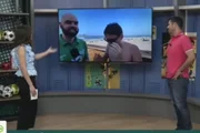 Isso porque o jornalista nem esperou a reportagem se encerrar para tirar a roupa e correr em direção ao mar Isso porque o jornalista nem esperou a reportagem se encerrar para tirar a roupa e correr em direção ao mar