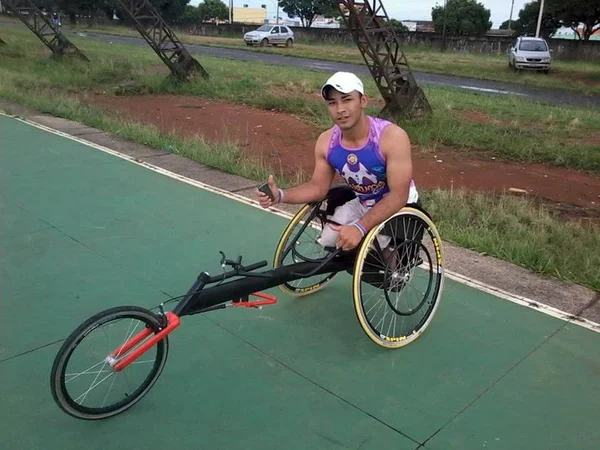 Recordista nos 100m rasos, paratleta de Ceilândia busca patrocínio