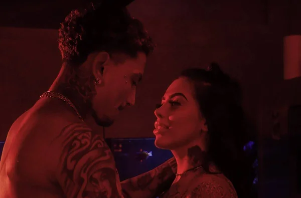 Dynho Alves e Mirella protagonizam cenas quentes em novo clipe