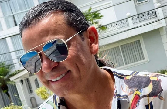 Foto colorida de Frank Aguiar sorrindo e usando óculos - Metrópoles