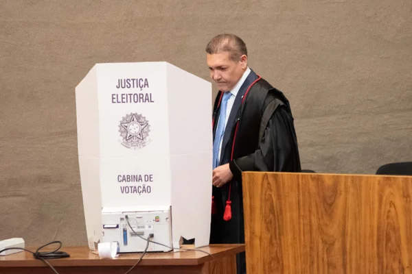 Nunes Marques é eleito presidente do TSE