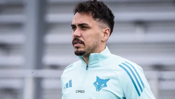 Foto colorida do meia Eduardo, do Cruzeiro, durante treino - Metrópoles